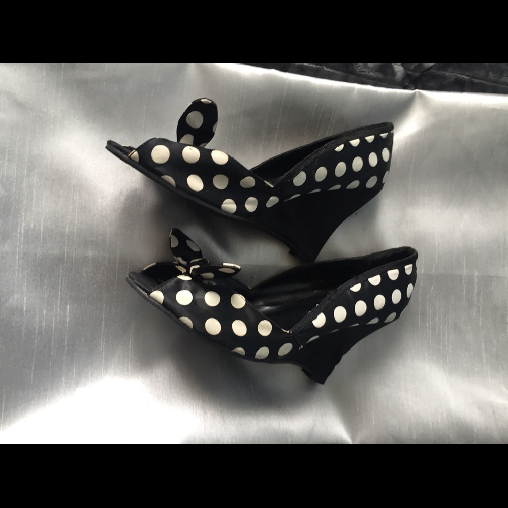 Boutique cute polka dot wedges (women’s size 9)
